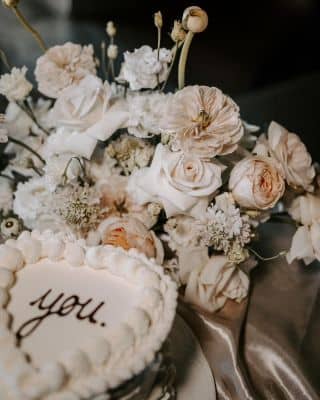 Love the retro vibe of this wedding cake by @jasili_ .
and the timeless romance with the beautiful flowers from @glanzatelier . 🤍

Do you like those cake styles? 🎂 ⬇️

 #vintagestyle #vintageweddingcake #weddinginspiration